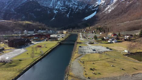 Flam-Norwegen-–-Lufteinflug-Vom-Meer-über-Dem-Fluss-Und-In-Richtung-Stadtzentrum-Bei-Morgendlichem-Sonnenaufgang