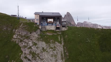 Estación-De-Teleférico-En-El-Pico-De-La-Montaña-Seceda,-Urtijei,-Tirol-Del-Sur,-Alpes-Italianos,-Dolomitas,-Italia---Vista-Aérea-De-Drones