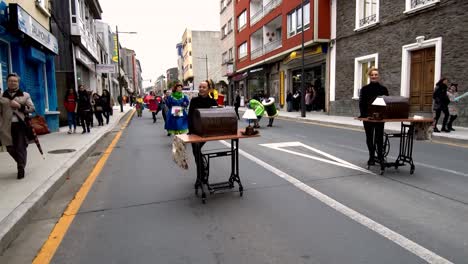 Desfile-De-Carnaval-Callejero-En-Ordes-España-Con-Gente-Como-Modistas-Bailando-A-Lo-Largo