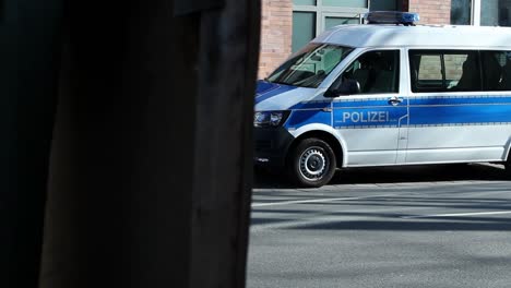 Seitenansicht-Eines-Deutschen-Polizeiwagens,-Der-In-Der-Nähe-Des-Tatorts-Der-Schießerei-In-Mainz-Am-22.-März-2022-Geparkt-Ist