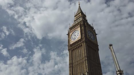 Mirando-Hacia-La-Recién-Restaurada-Torre-Del-Reloj-Big-Ben-Con-Una-Grúa-Móvil-Al-Lado