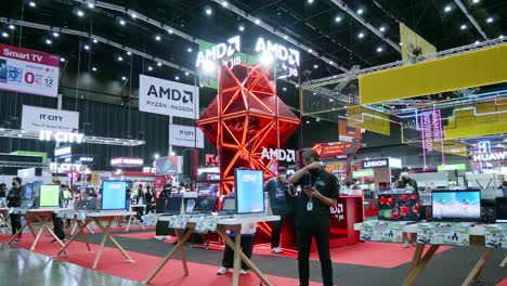 Amd-Muestra-Tecnología-En-El-Evento-Informático-Commart-Thailand-2022-En-Bitec-Bangna-Bangkok,-Tailandia