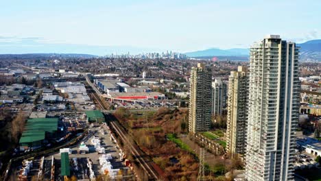 Blick-Auf-Die-Stadtlandschaft-Von-Burnaby-Mit-Hochhäusern-Und-Der-Skytrain-Station-Im-Stadtzentrum-Von-Brentwood-In-BC,-Kanada