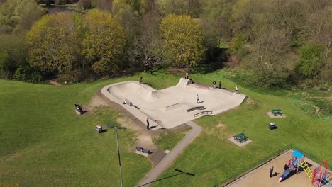 Skaters-Adolescentes-Novatos-Practicando-En-Dearne-Valley-Park-Barnsley