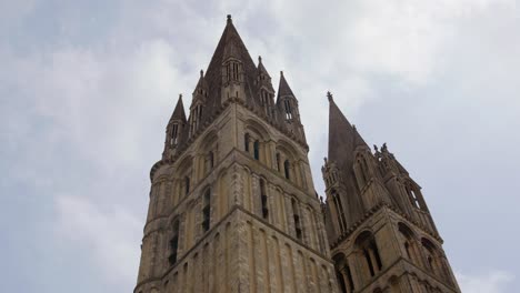 Die-Türme-Der-Abtei-Saint-Étienne-Aus-Niedrigem-Winkel.-Bewölkter-Himmel