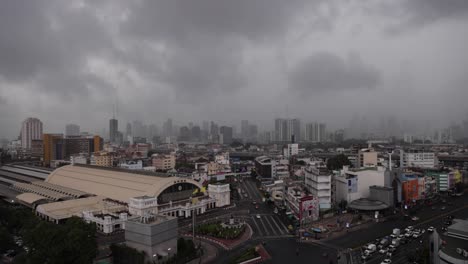 Dramáticas-Nubes-Tormentosas-Con-Relámpagos-Sobre-Los-Rascacielos-De-Bangkok-Y-La-Estación-De-Tren-Hua-Lamphong