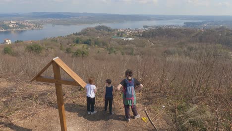 Familia-En-Motta-Grande-Mirador-Panorámico-Sobre-El-Lago-Maggiore-Para-Niños-Haciendo-Turismo,-Italia