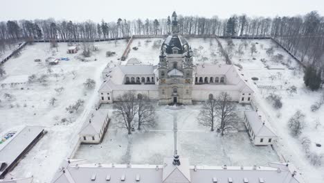 Antena:-Monasterio-Pažaislis-En-Invierno-Con-Nieve-Cayendo