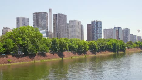 Edificios-De-Gran-Altura-Capturados-Desde-La-Orilla-Del-Río-Sena