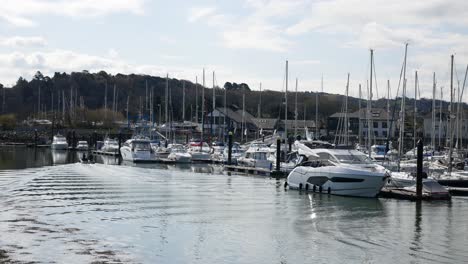 Fischerboot-Verlässt-Den-Sonnigen-Luxus-Conwy-Marina-Nordwales-Ufer