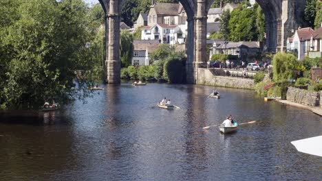 Menschen,-Die-Im-Sommer-Spaß-In-Ruderbooten-Auf-Dem-Fluss-Nidd-Knaresborough,-Yorkshire,-England,-Großbritannien-Haben