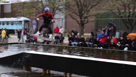 Superzeitlupe-Eines-Von-Redbull-Gesponserten-Wakeboarders,-Der-Auf-Eine-Breite-Box-Springt