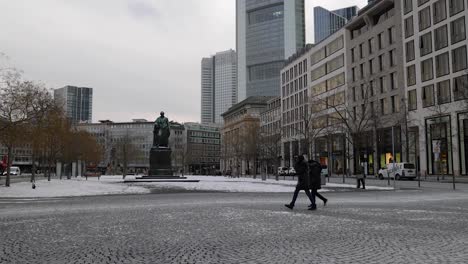 La-Gente-Camina-En-Rossmarkt-Durante-El-Invierno-Con-La-Torre-Commerzbank-Y-El-Horizonte-En-El-Fondo-En-Frankfurt-Am-Main,-Alemania