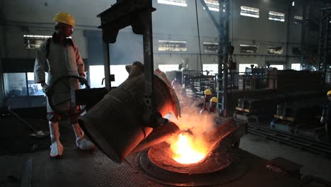 Horno-Con-Piezas-De-Metal-Al-Rojo-Vivo-En-Fundición