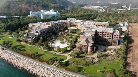 Disneyland-Explorer&#39;s-Lodge-Hotel-And-Park-En-Hong-Kong-Vacío-Y-Cerrado-Para-Los-Visitantes-Debido-A-Las-Pautas-De-Cierre-Covid19,-Vista-Aérea