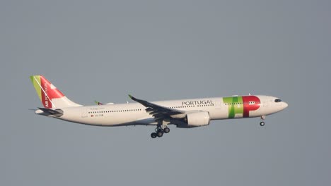 Vista-De-ángulo-Bajo-Tap-Air-Portugal-Avión-Airbus-A330-Llega-Al-Aeropuerto-Internacional-De-Toronto