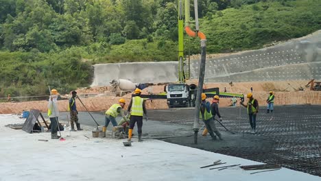 Betonarbeiten-Von-Bauarbeitern-Auf-Der-Baustelle