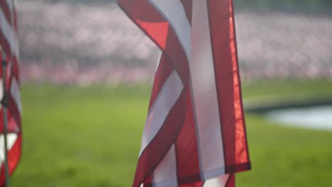 Soplando-Suavemente-La-Bandera-De-Los-Estados-Unidos-Honra-Al-Soldado-Caído-En-El-Día-Conmemorativo