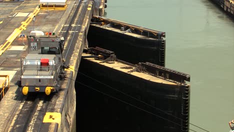 Pedro-Miguel-Locks,-hydraulic-gates-of-the-chamber-slowly-being-opened-for-the-ship-to-pass