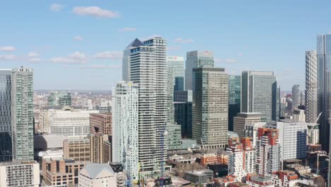 Un-Dron-Disparó-Contra-El-Centro-De-Un-Rascacielos-De-Canary-Wharf-En-Un-Día-Soleado