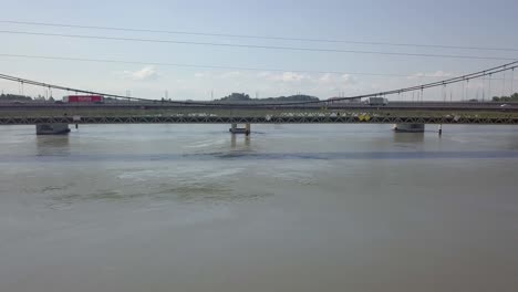 Verkehr-An-Der-Rhone--Und-Roquemaure-Brücke-Tagsüber-In-Roquemaure,-Barcelona