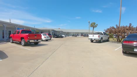 Punto-De-Vista-Conduciendo-Un-Estacionamiento-Y-Deteniéndose-En-Un-Espacio-De-Estacionamiento-En-Una-Ciudad-Costera-De-Texas-En-La-Isla-De-Mustang