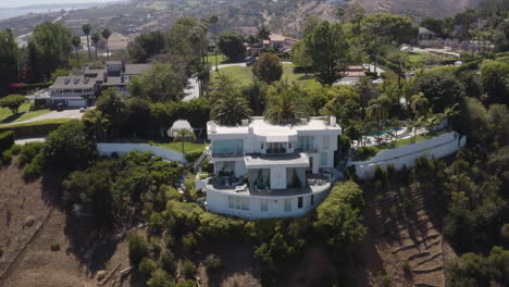 Herrenhaus-Auf-Einem-Hügel-In-Malibu,-Kalifornien