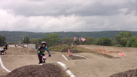 Corredores-De-Bmx-Corriendo-En-La-Pista-Interior-Con-Baches