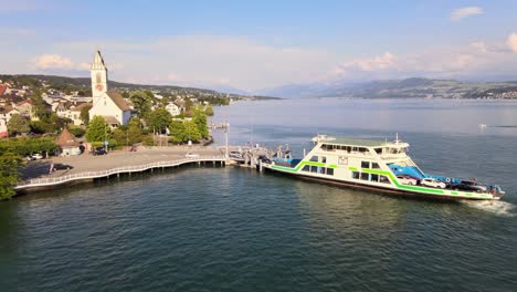 Luftdrohnenaufnahme,-Die-Auf-Die-Wartende-Autofähre-In-Meilen,-Schweiz,-Zufliegt