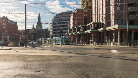 Time-lapse-of-downtown-Oslo-zoom-out,-Oslo-S-traffic-passing-by