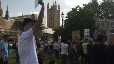 Gente-Cantando-Eslóganes-Con-Pancartas-En-Sus-Manos-Para-Apoyar-A-Los-Arrendatarios-Juntos-En-La-Plaza-Del-Parlamento