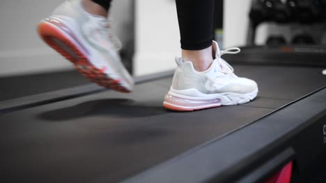 Frau-Trägt-Nike-Tennisschuhe-Und-Läuft-Auf-Dem-Laufband,-Um-Zu-Trainieren,-Nahaufnahme