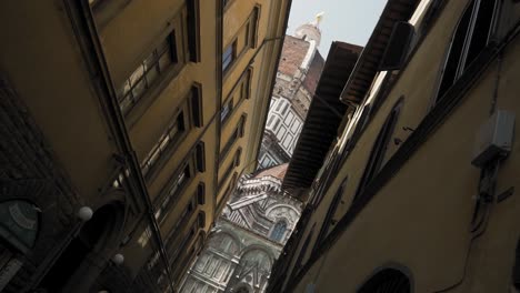 Vista-De-ángulo-Bajo-Desde-La-Calle-Angosta-En-La-Icónica-Catedral-Del-Duomo-Florencia-Italia