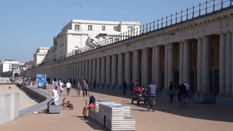 Gente-Caminando-Por-Las-Galerías-Reales-En-El-Dique-De-La-Playa-De-Ostende-Durante-La-Pandemia-Del-Coronavirus-Belga