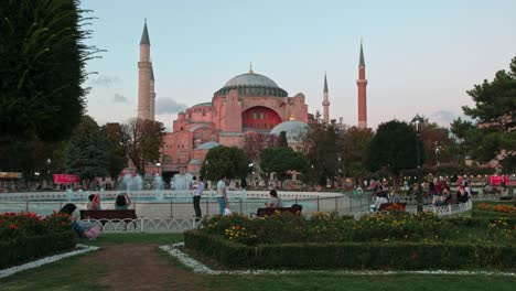 Amplio-Clip-Vespertino-De-Personas-Relajándose-Frente-A-Hagia-Sophia,-Estambul