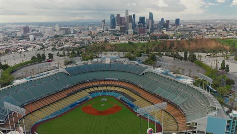 Vista-Aérea-Hacia-Atrás-Del-Centro-De-Los-Ángeles-Y-El-Estadio-De-Los-Dodgers.