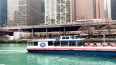 Chicago,-Illinois,-Vereinigte-Staaten-–-29.-November-2019:-Architekturrundfahrt-Auf-Dem-Chicago-River,-Durchgeführt-Von-Shoreline-Sightseeing