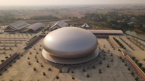 Templo-De-Buddha-Sangdham,-Templo-Budista-De-Cúpula-Gigante,-Saraburi,-Tailandia,-Imágenes-De-Drones-De-4k