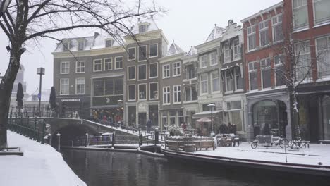 Leiden-city-centre-and-Rhine-river-in-winter-snow,-Dutch-town-winter-scene