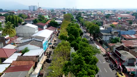 Canal-De-Agua-Urbano-En-Cinturón-Verde-En-Medio-De-La-Calle,-Ciudad-De-Magelang,-Indonesia