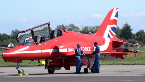 Flugzeugmechaniker-Diskutieren-Vor-Düsenflugzeugen-Der-Bae-Hawks