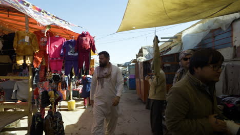 Chico-Viajero-Caminando-Por-El-Mercado-Público-Local-En-Bamyan,-Afganistán