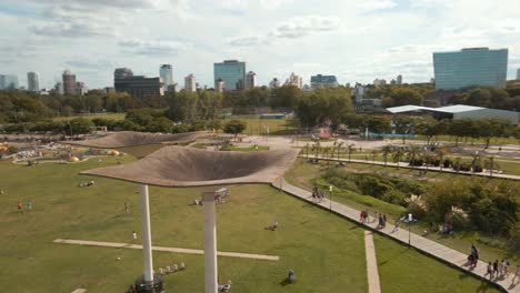 Vista-Aerea-Del-Monumento-Fin-Del-Milenio-En-El-Paseo-Costero-Vicente-Lopez,-Buenos-Aires