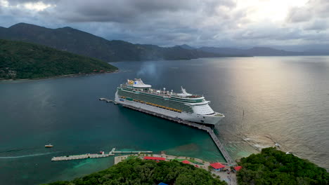 Revealing-drone-shot-of-cruise-ship-docked-in-the-Cayman-Islands