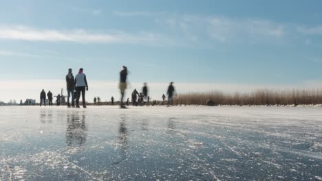 Patinadores-De-Hielo-Holandeses-En-Canal-Congelado-En-Países-Bajos,-Lapso-De-Tiempo