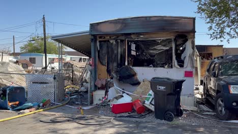 Remolque-Quemado-Después-De-Que-El-Fuego-Devasta-La-Propiedad