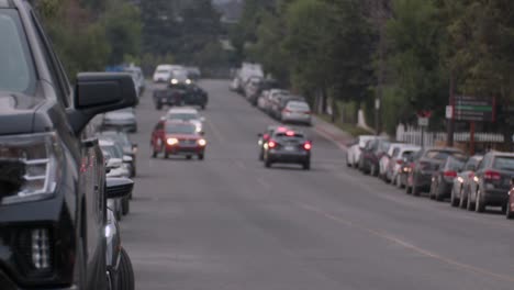 Auto-Fährt-Aus-Einer-Parklücke-Und-Reiht-Sich-In-Den-Verkehr-Ein-Banff,-Alberta,-Kanada