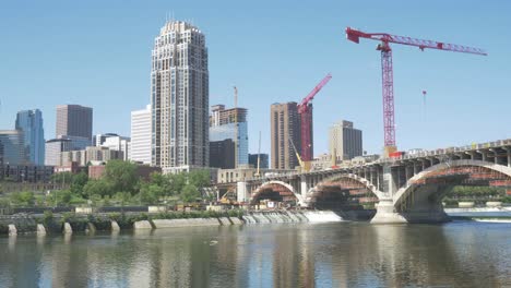 Blühende-Stadt,-Bau,-Straßen,-Third-Avenue,-Brücke,-Wohngebäude,-Innenstadt,-Skyline,-Wirtschaft,-Minneapolis,-Minnesota,-Amerika,-Luftdrohne