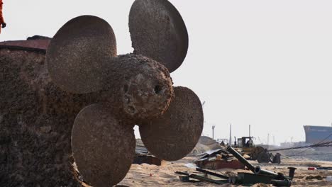 Gran-Hélice-De-Barco-Oxidada-En-El-Astillero-De-Desguace-De-Barcos-De-Gadani