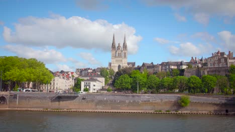 El-Maine-Es-Un-Río-Francés-En-El-Departamento-De-Maine-et-loire-Que-Fluye-A-Través-De-La-Ciudad-De-Ira-En-Francia